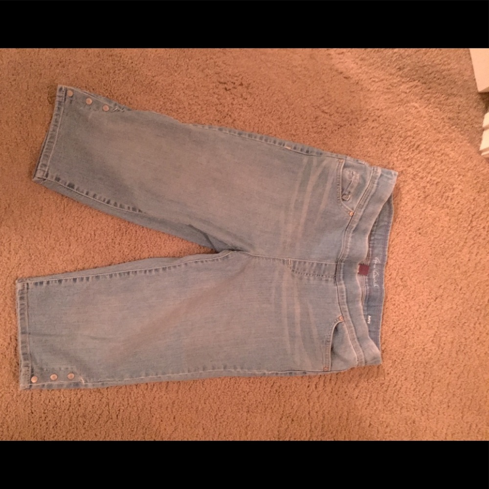Lightwash denim capris